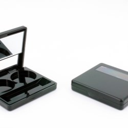 Cosmetic Compact with Magnetic Closure